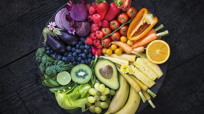 talerz z owocami i warzywami